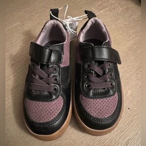 NWT boys brown and black old navy Velcro shows size 7